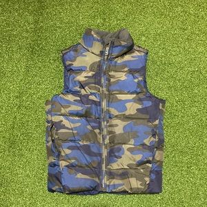 GAP full zip Puffer vest camo with pockets size small boys